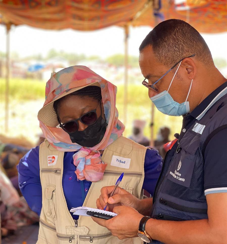 Agents de terrain d'une organisation humanitaire prenant des notes lors d'une mission au Tchad